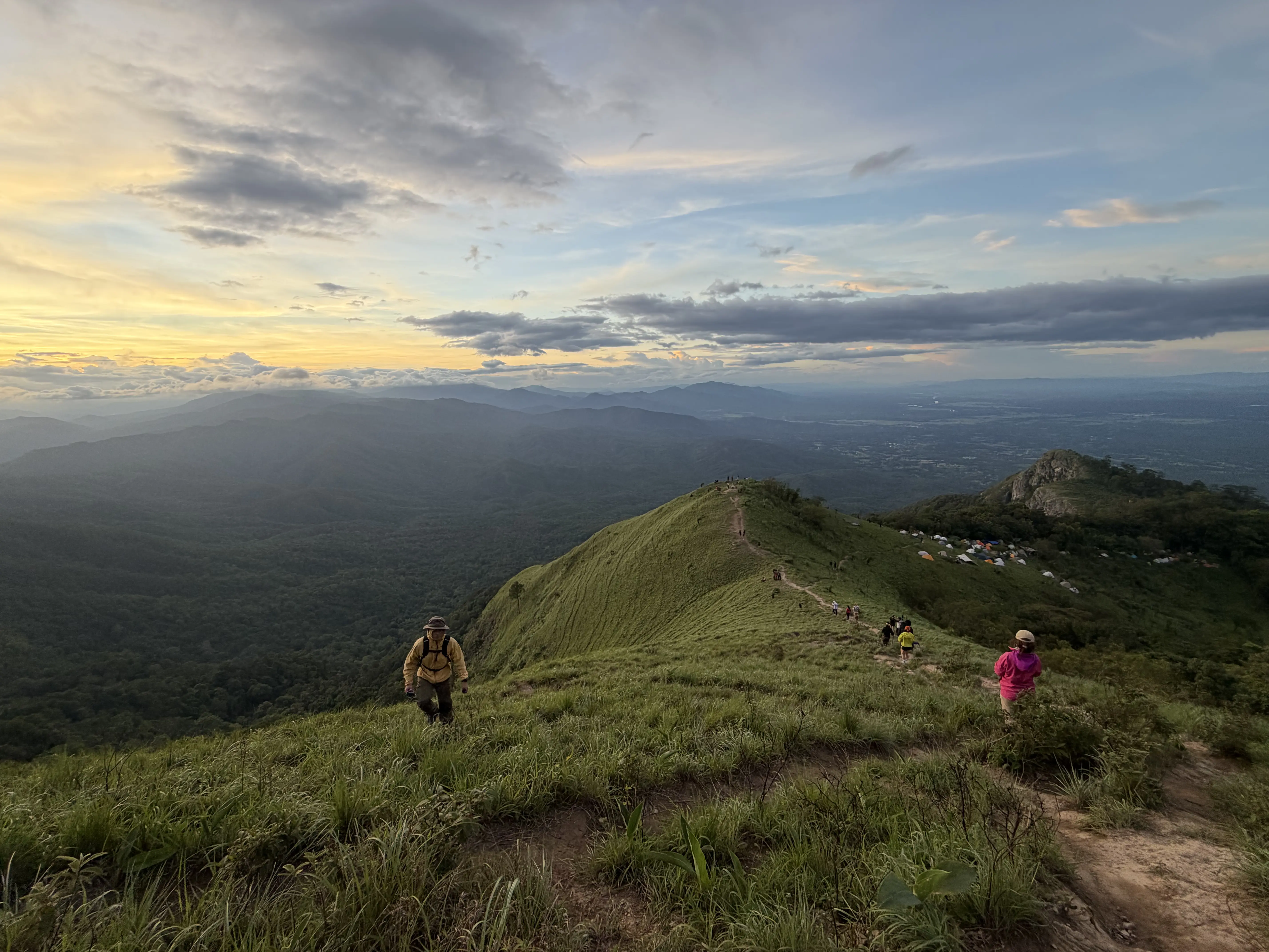 เส้นทางภูเขาในป่าหมอกภาคตะวันตกของไทย